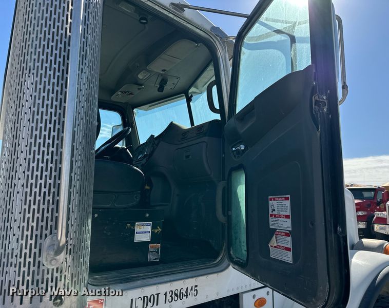 image for item DW5089 2015 Peterbilt 365 ready mix truck