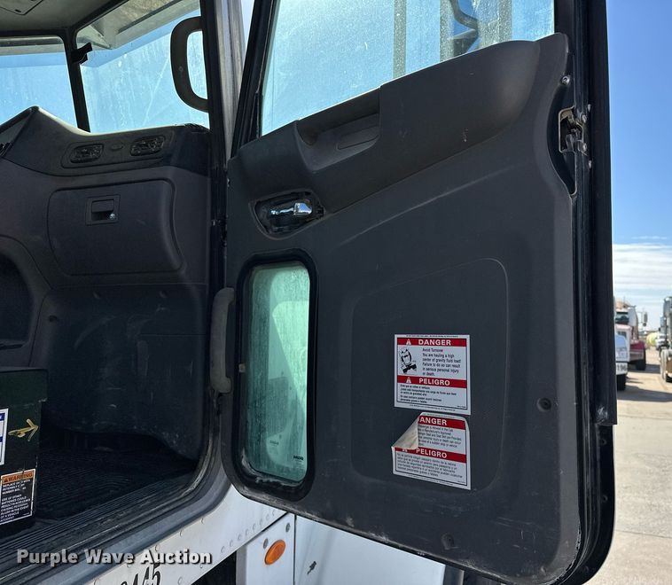 image for item DW5089 2015 Peterbilt 365 ready mix truck