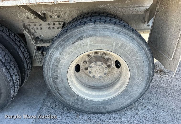 image for item DW5089 2015 Peterbilt 365 ready mix truck