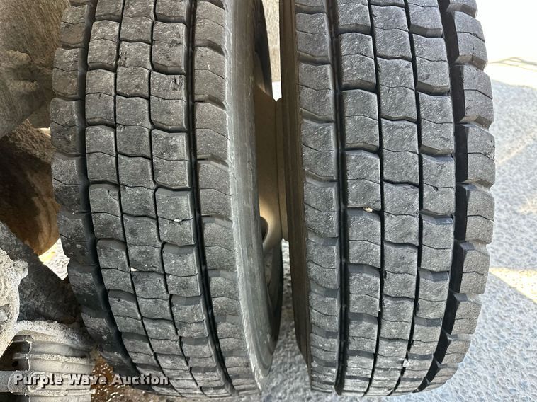 image for item DW5089 2015 Peterbilt 365 ready mix truck