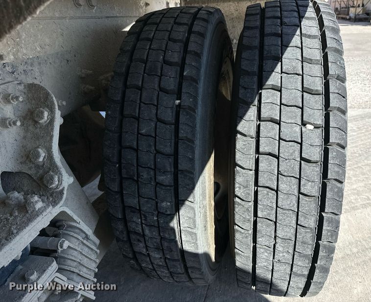 image for item DW5089 2015 Peterbilt 365 ready mix truck