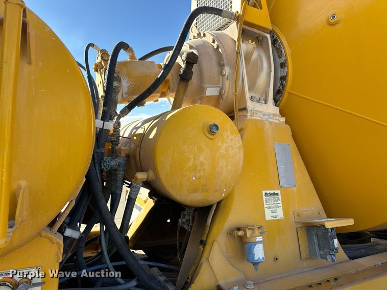 image for item DW5092 2014 Peterbilt 365 ready mix truck