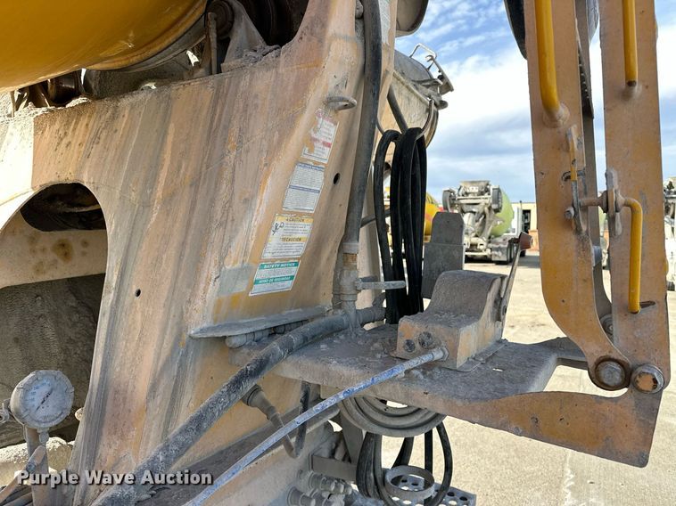 image for item DW5092 2014 Peterbilt 365 ready mix truck