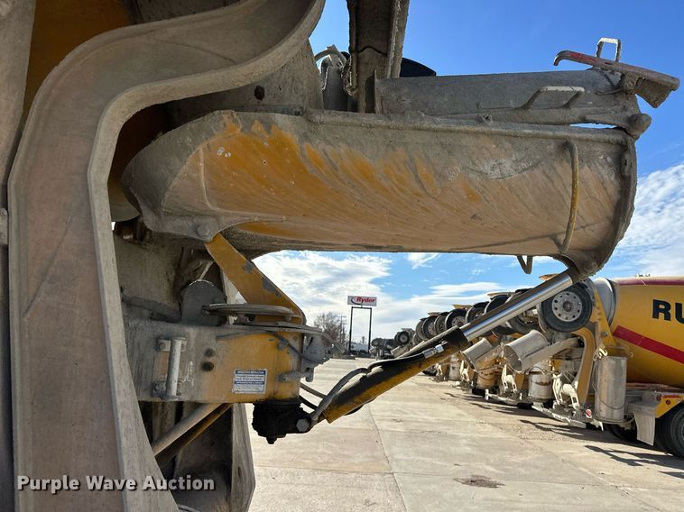 image for item DW5092 2014 Peterbilt 365 ready mix truck