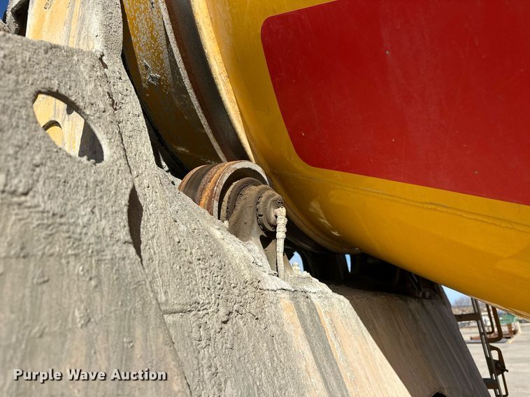 image for item DW5092 2014 Peterbilt 365 ready mix truck