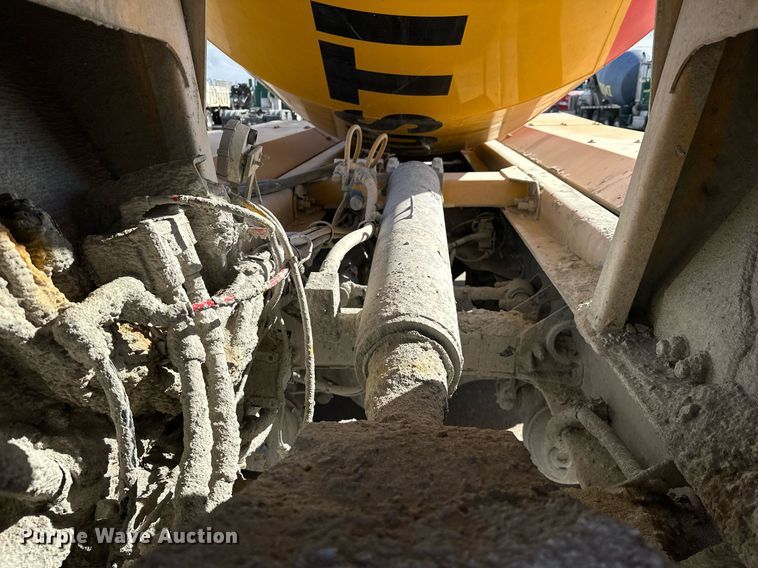 image for item DW5092 2014 Peterbilt 365 ready mix truck