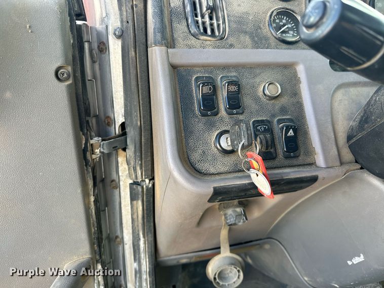 image for item DW5092 2014 Peterbilt 365 ready mix truck