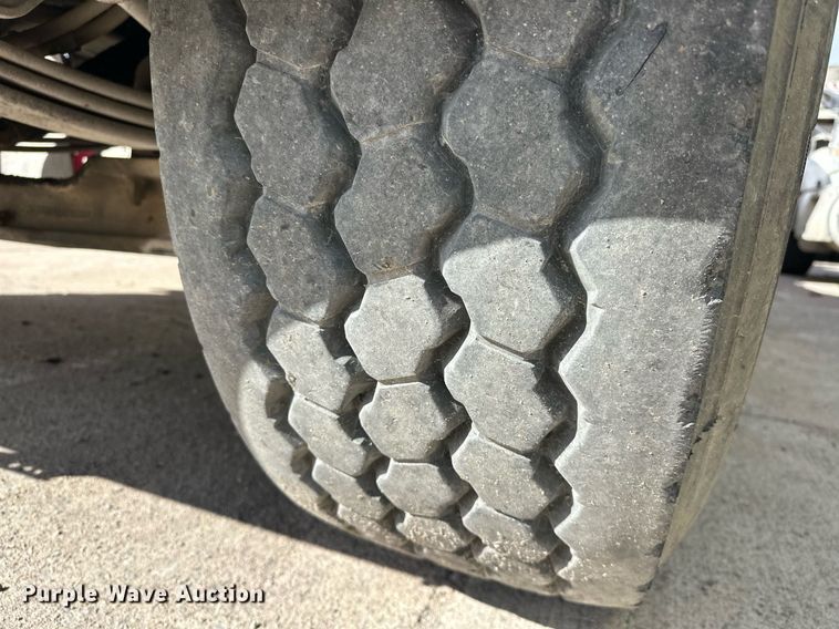 image for item DW5092 2014 Peterbilt 365 ready mix truck