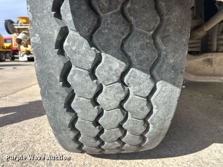 image for item DW5092 2014 Peterbilt 365 ready mix truck