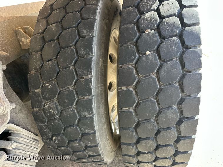 image for item DW5092 2014 Peterbilt 365 ready mix truck