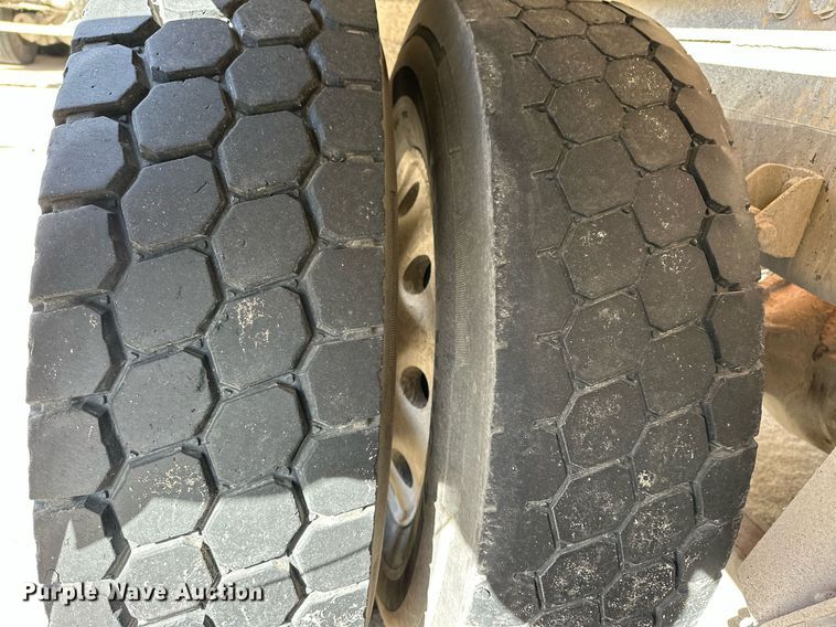 image for item DW5092 2014 Peterbilt 365 ready mix truck