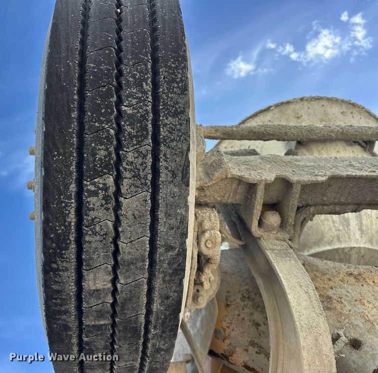 image for item DW5092 2014 Peterbilt 365 ready mix truck