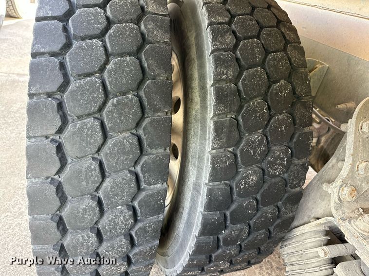 image for item DW5092 2014 Peterbilt 365 ready mix truck