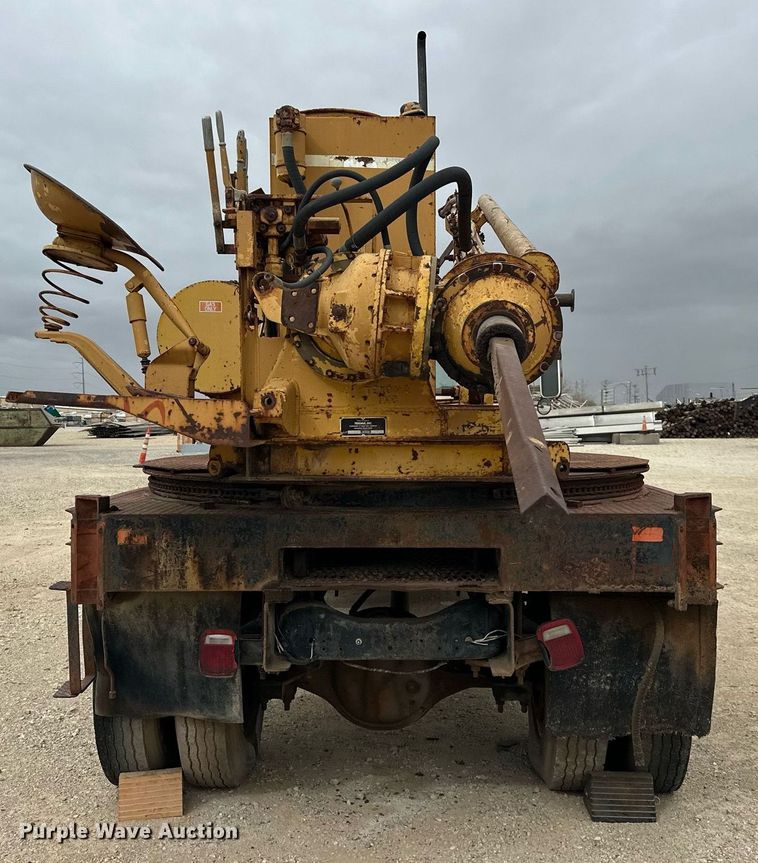 image for item DW5102 1985 Ford F700 drilling rig truck