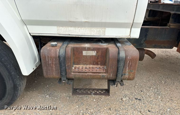 image for item DW5102 1985 Ford F700 drilling rig truck