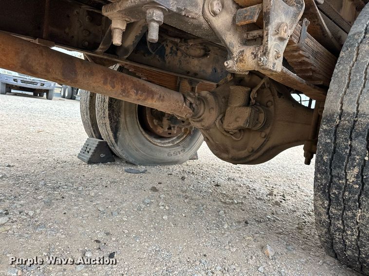 image for item DW5102 1985 Ford F700 drilling rig truck