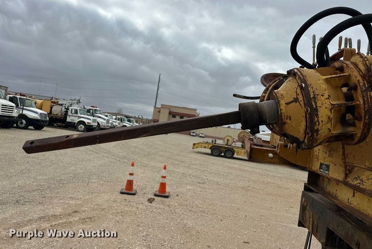 image for item DW5102 1985 Ford F700 drilling rig truck