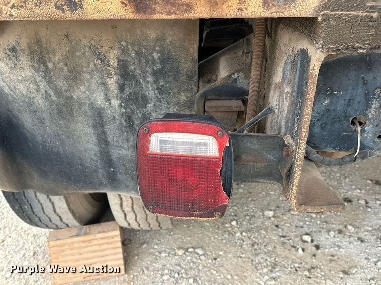 image for item DW5102 1985 Ford F700 drilling rig truck