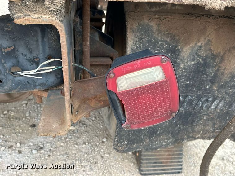 image for item DW5102 1985 Ford F700 drilling rig truck