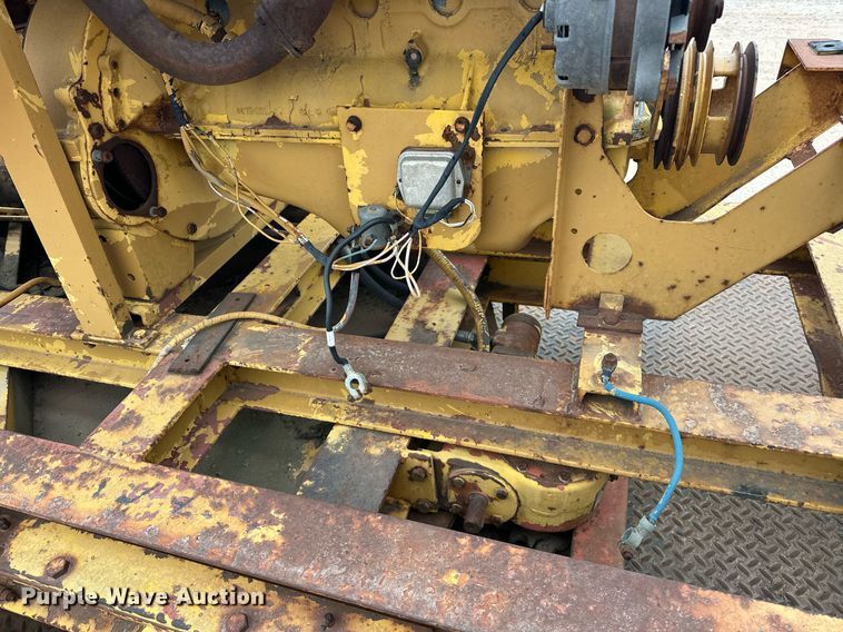 image for item DW5102 1985 Ford F700 drilling rig truck