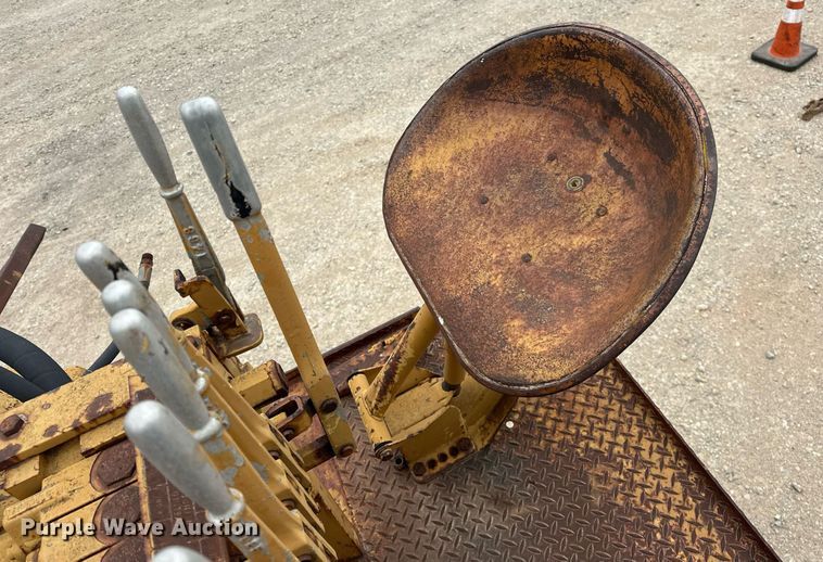 image for item DW5102 1985 Ford F700 drilling rig truck