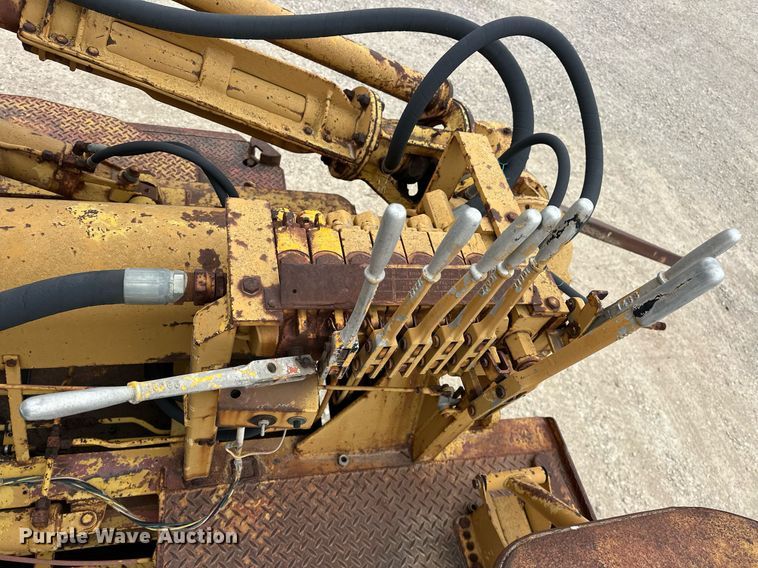 image for item DW5102 1985 Ford F700 drilling rig truck