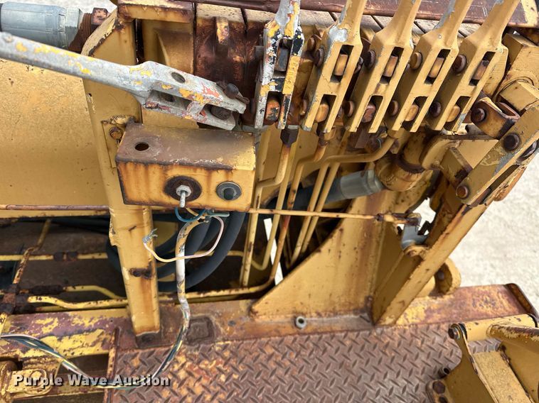 image for item DW5102 1985 Ford F700 drilling rig truck