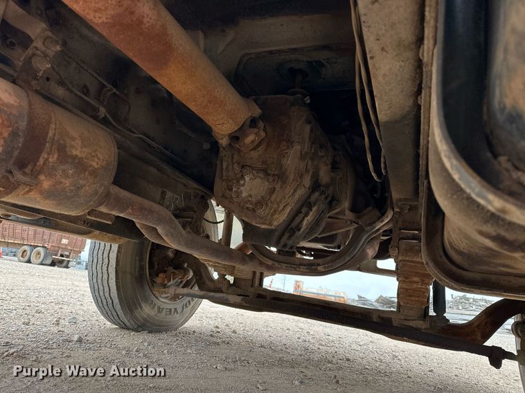 image for item DW5102 1985 Ford F700 drilling rig truck