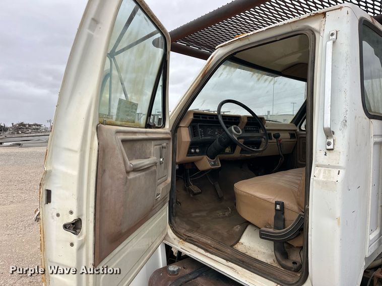 image for item DW5102 1985 Ford F700 drilling rig truck