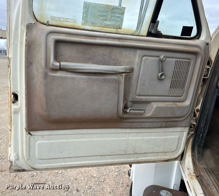 image for item DW5102 1985 Ford F700 drilling rig truck