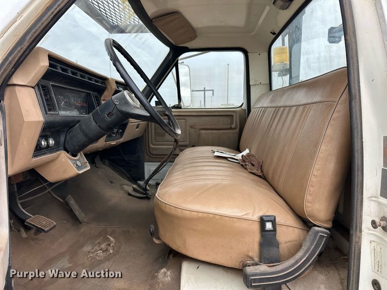 image for item DW5102 1985 Ford F700 drilling rig truck