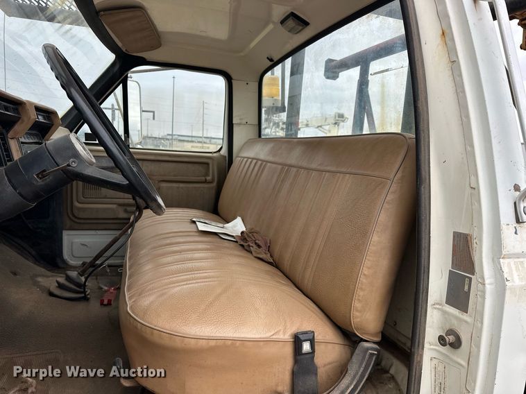 image for item DW5102 1985 Ford F700 drilling rig truck