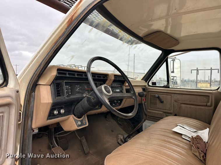 image for item DW5102 1985 Ford F700 drilling rig truck