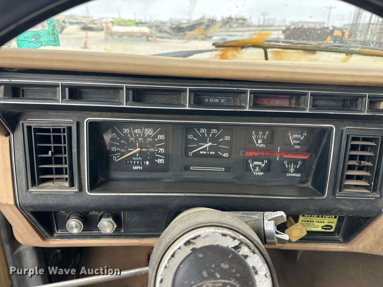 image for item DW5102 1985 Ford F700 drilling rig truck