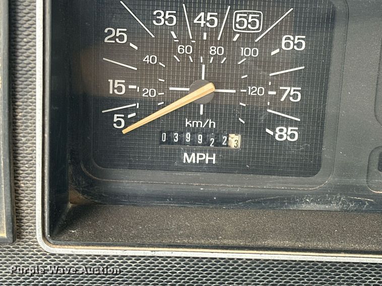 image for item DW5102 1985 Ford F700 drilling rig truck