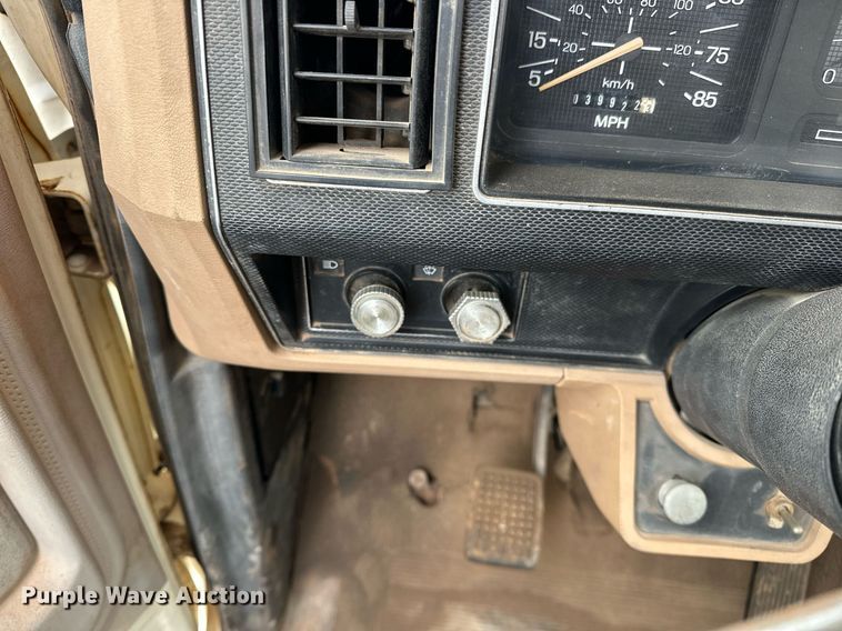 image for item DW5102 1985 Ford F700 drilling rig truck