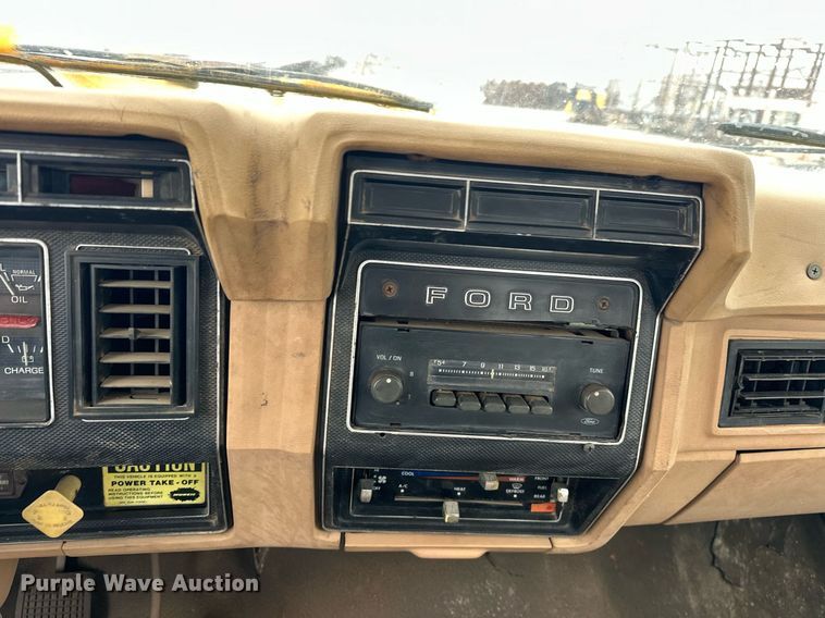 image for item DW5102 1985 Ford F700 drilling rig truck