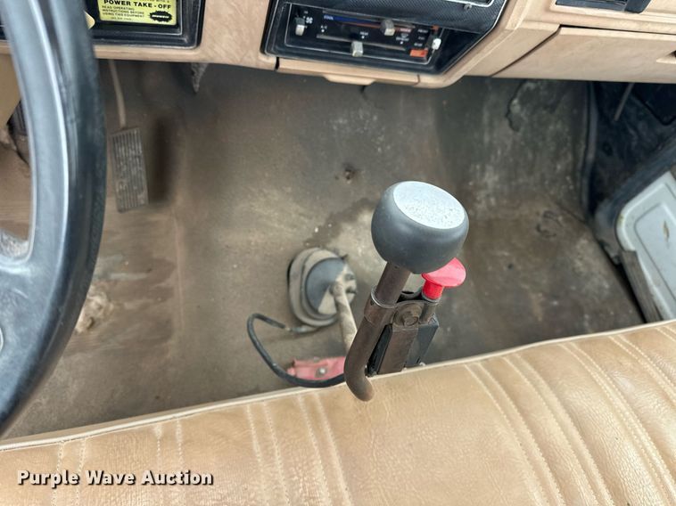 image for item DW5102 1985 Ford F700 drilling rig truck