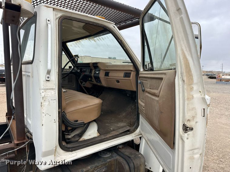 image for item DW5102 1985 Ford F700 drilling rig truck