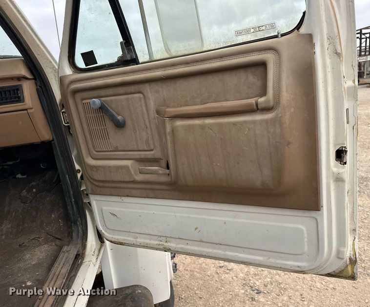 image for item DW5102 1985 Ford F700 drilling rig truck