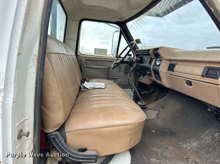 image for item DW5102 1985 Ford F700 drilling rig truck