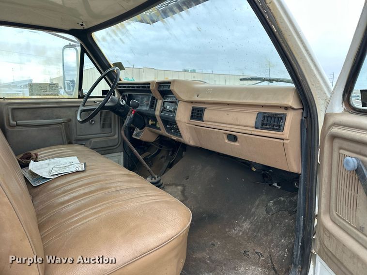 image for item DW5102 1985 Ford F700 drilling rig truck