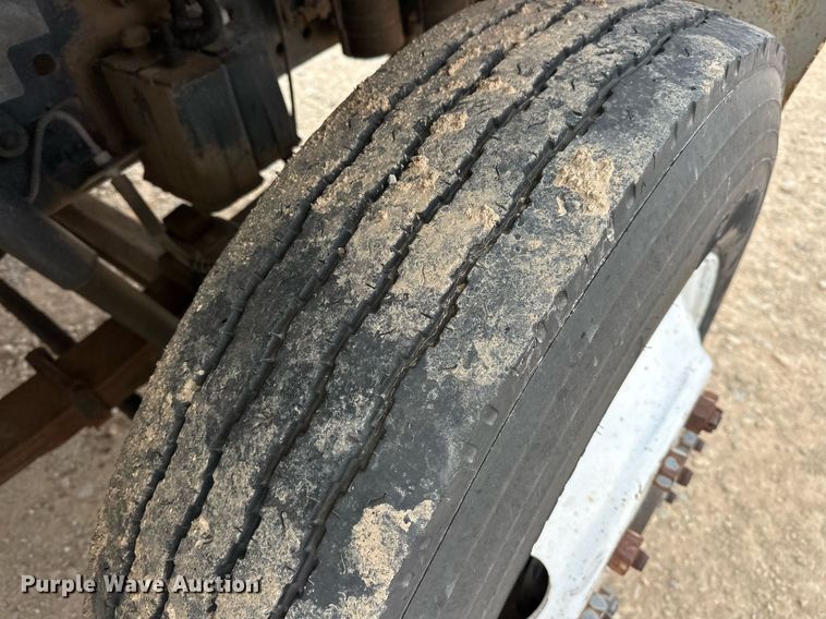 image for item DW5102 1985 Ford F700 drilling rig truck