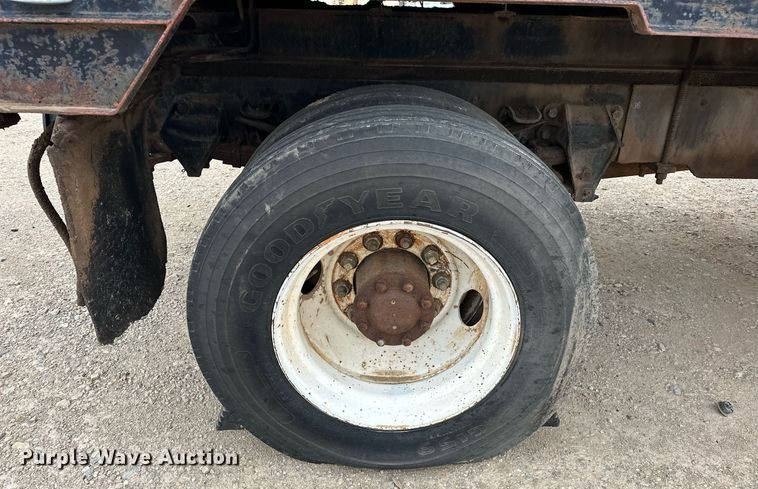 image for item DW5102 1985 Ford F700 drilling rig truck