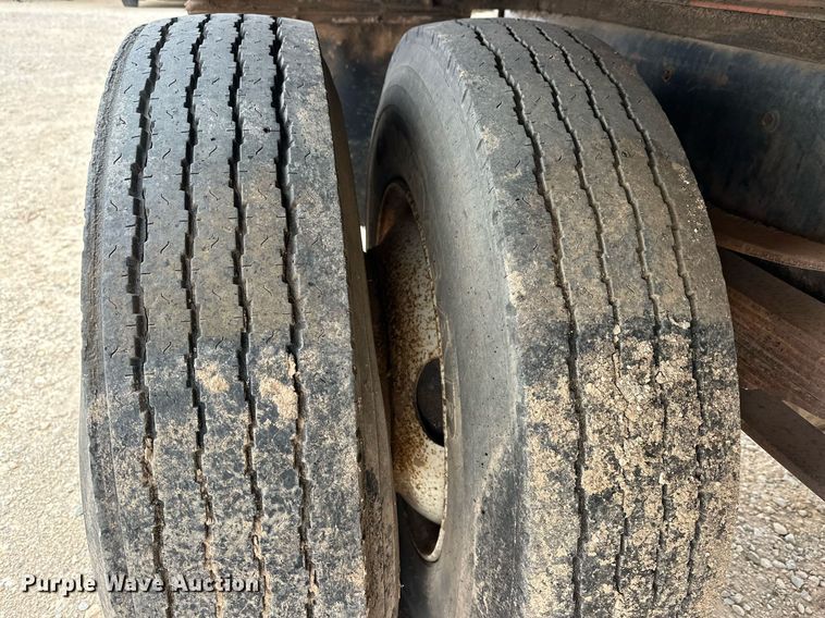 image for item DW5102 1985 Ford F700 drilling rig truck