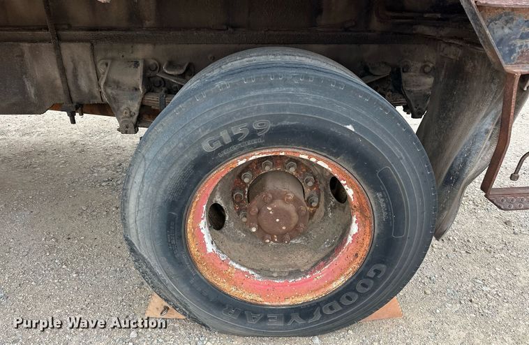 image for item DW5102 1985 Ford F700 drilling rig truck