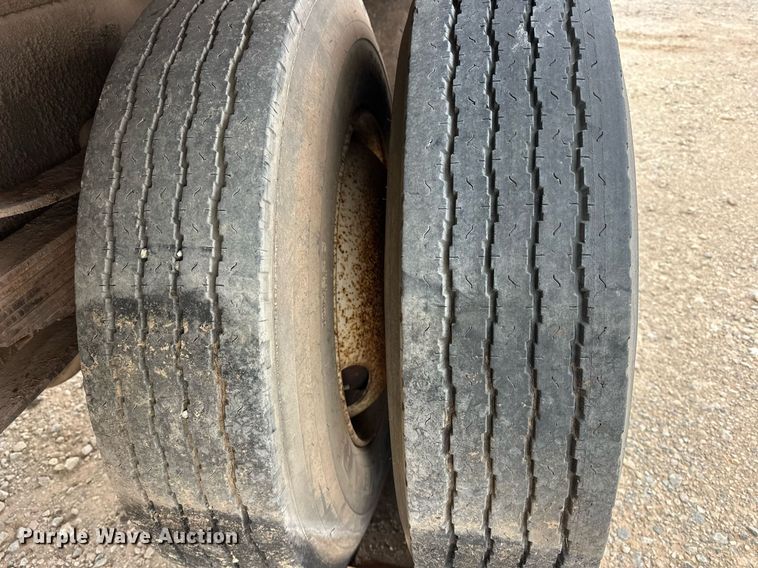 image for item DW5102 1985 Ford F700 drilling rig truck