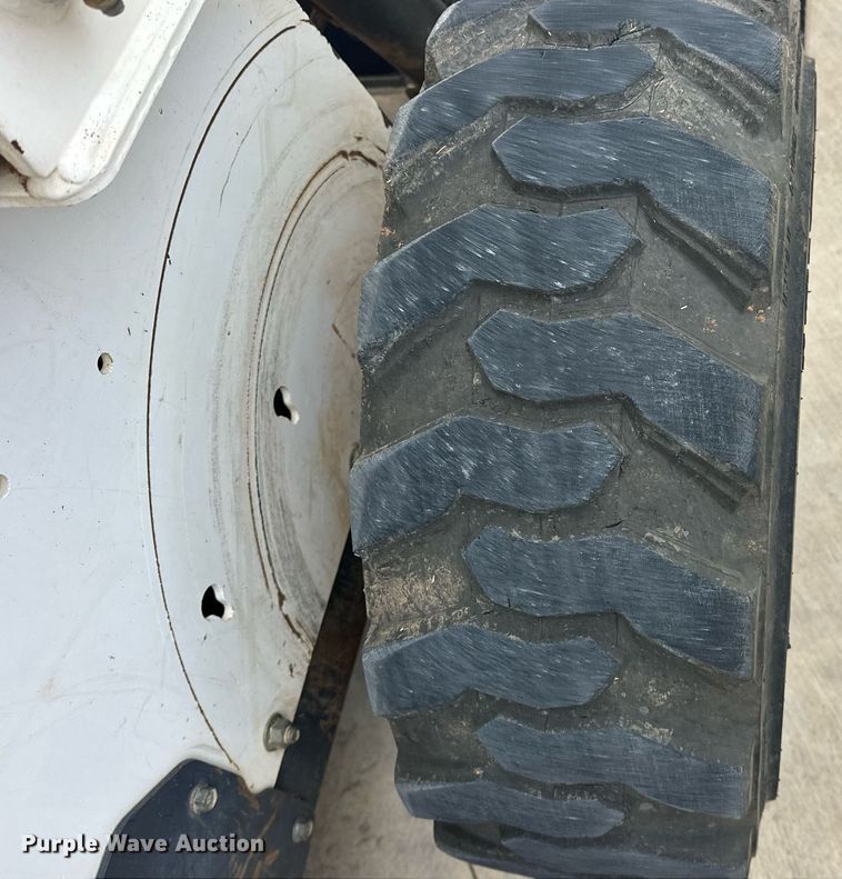 image for item DW5111 2001 Bobcat S175 skid steer loader