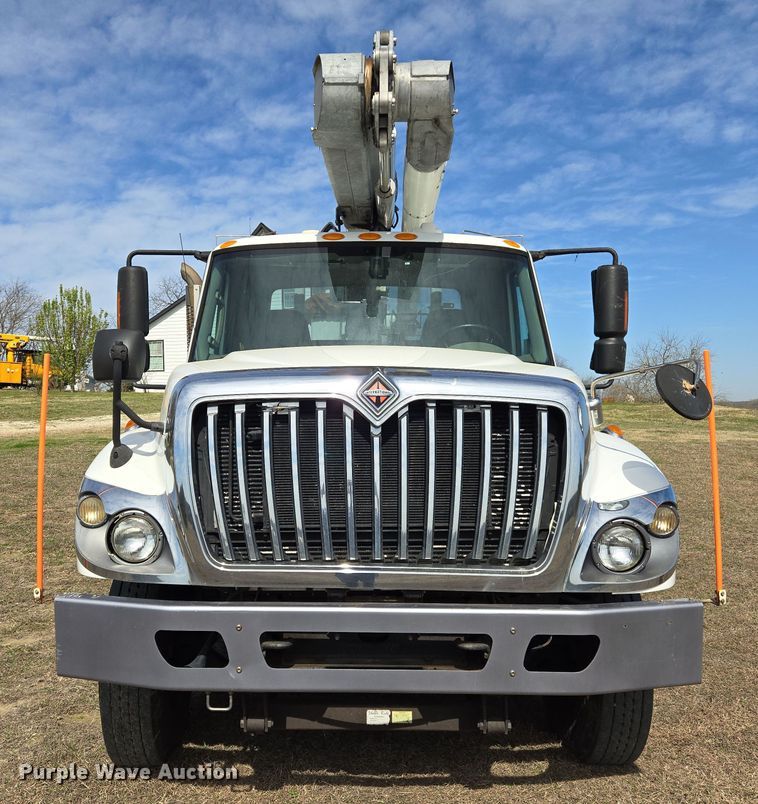 image for item DW8562 2012 International 7300 SBA bucket truck