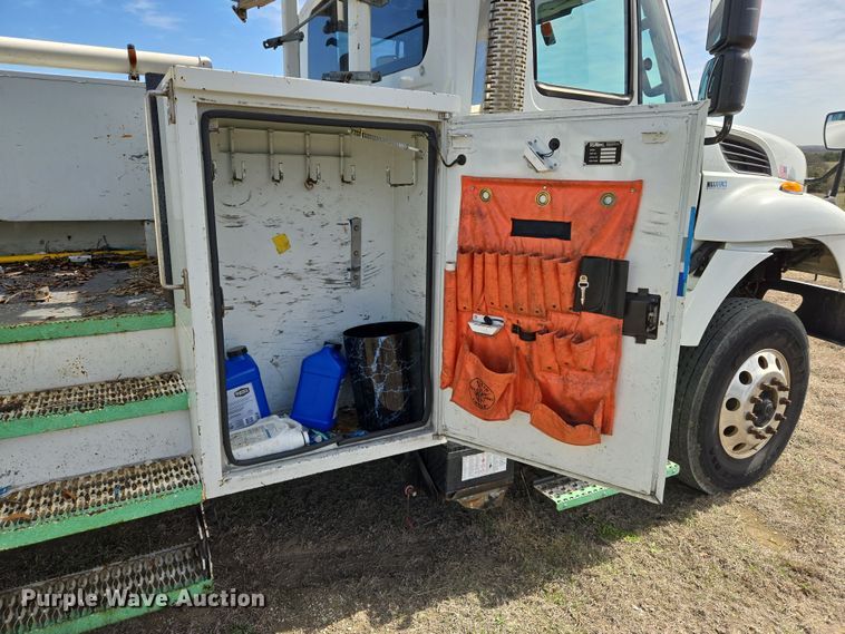 image for item DW8562 2012 International 7300 SBA bucket truck